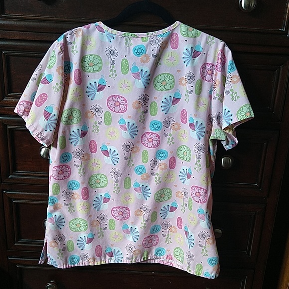 Medium SB Scrubs Pink Peacocks V Neck scrub top - Picture 2 of 5
